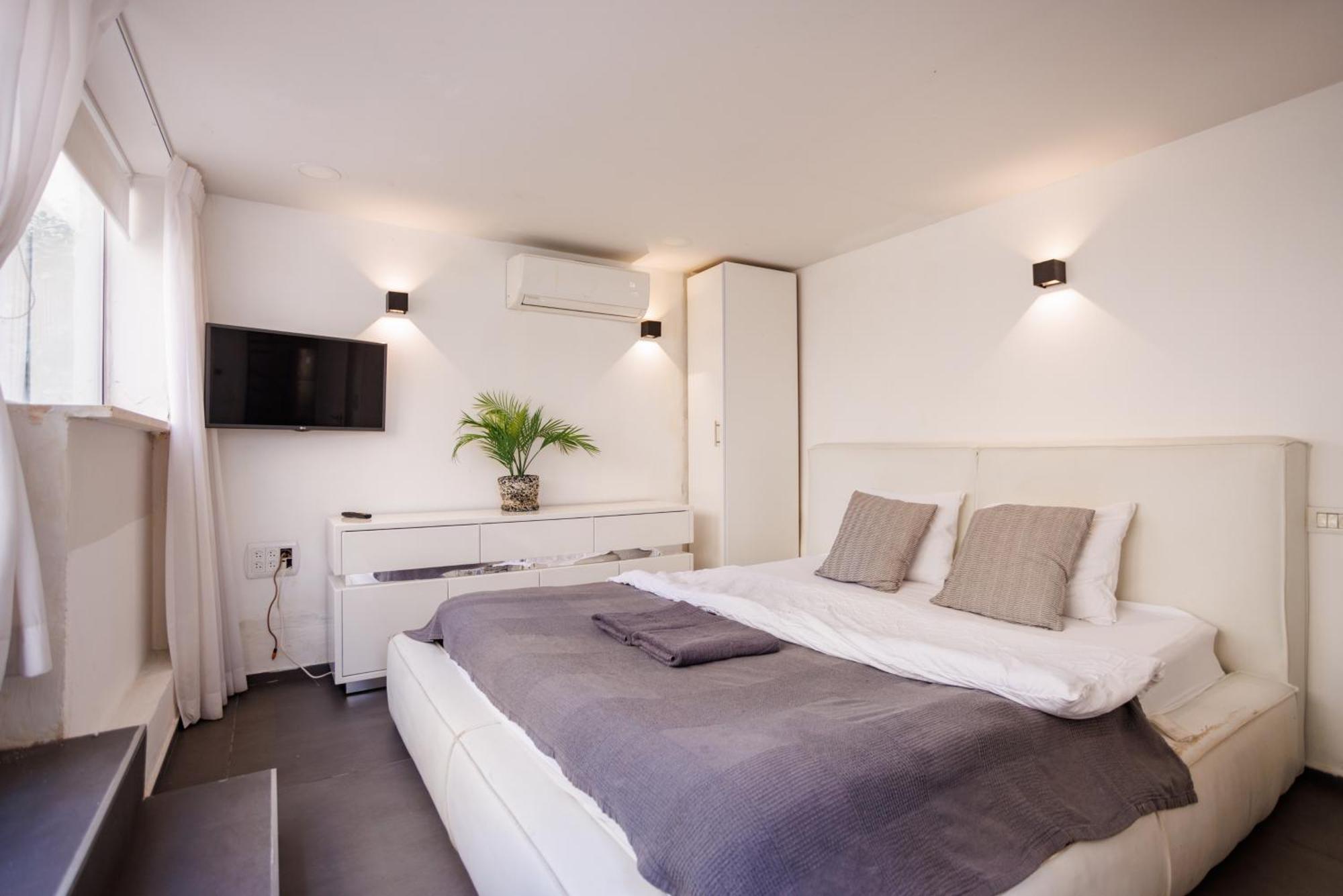Jaccuzi 4br Garden With Parking By Nimizz * Tel Aviv